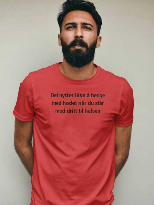 Det nytter ikke å henge med hodet når du står med dritt til halsen T skjorte