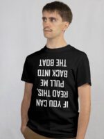 Mann som viser "If you can read this pull me back into the boat" T-skjorte