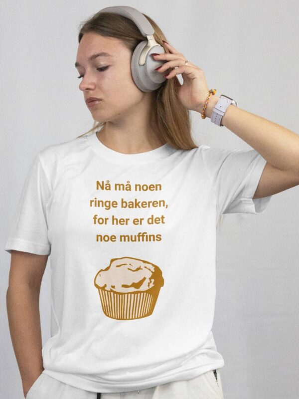 Nå må noen ringe bakeren T skjorte