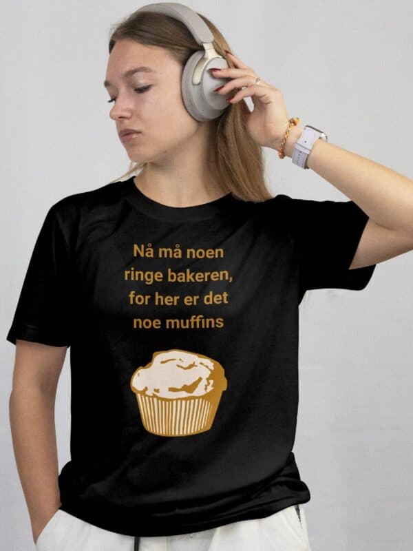 Nå må noen ringe bakeren T skjorte