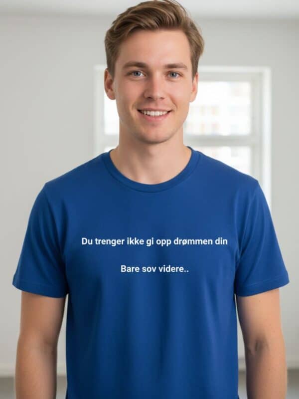 Mann med blå T-skjorte som sier "Du trenger ikke gi opp drømmen din Bare sov videre"