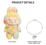 Detaljer om Labubu Rock the Universe plysjdukke og hjertehalsbånd.