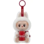 Labubu Coca Cola figur i hvit pels med brusboks i hendene