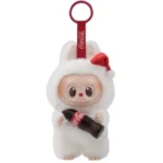 Labubu Coca Cola figur i hvitt kostyme med julelue, holder Coca Cola-flaske