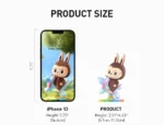 POP MART Finding Mokoko samlefigur ved siden av iPhone 13 for størrelsesreferanse