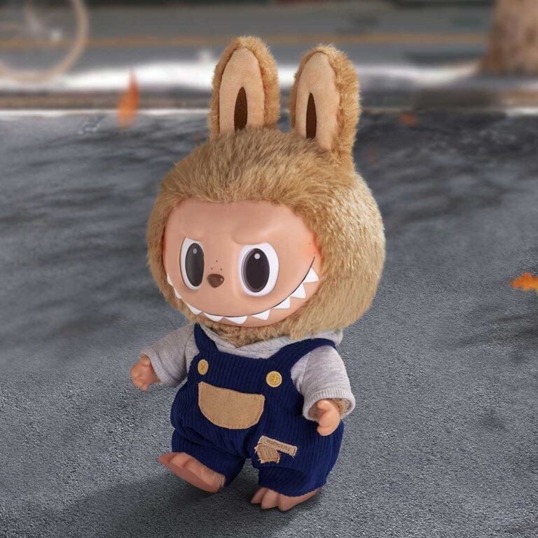 Labubu Time to Chill vinyl plush dukke i denimsnekkerbukse, for salg