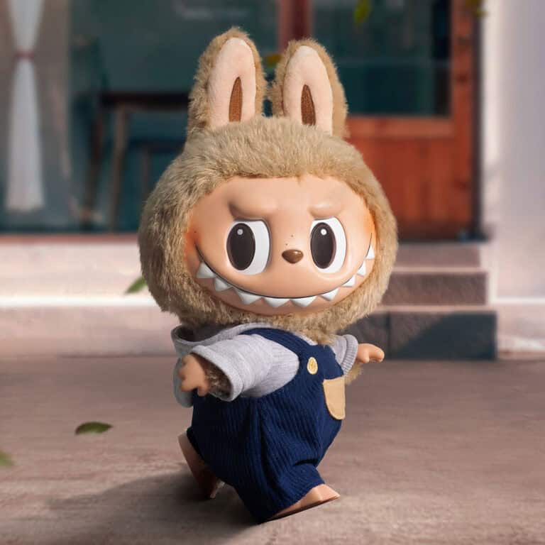 Labubu Time to Chill vinyl plush doll med denim og fluffy hette