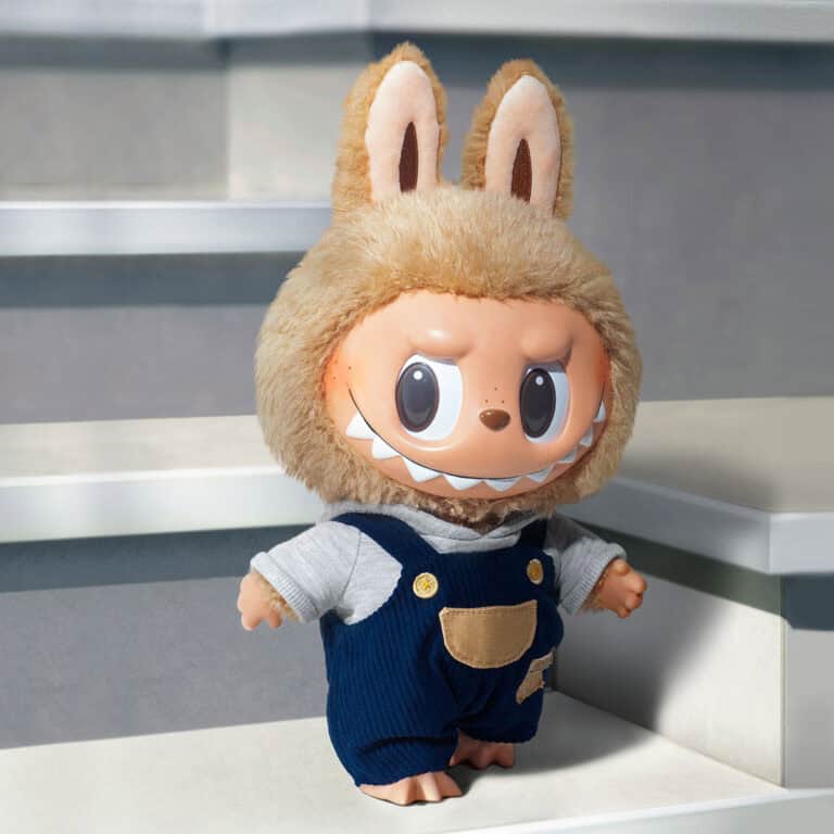 Labubu Time to Chill vinyl plush doll iført denim-dungarees