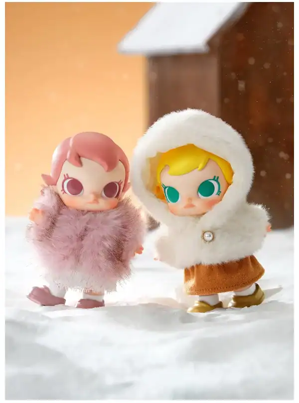 To Molly Winter Fit Check figurer og plysj-anheng i snøen