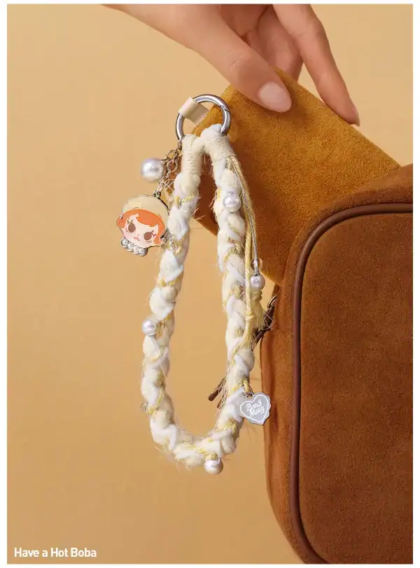 Baby Molly nøkkelbånd "Have a Hot Boba" design med flettet rem