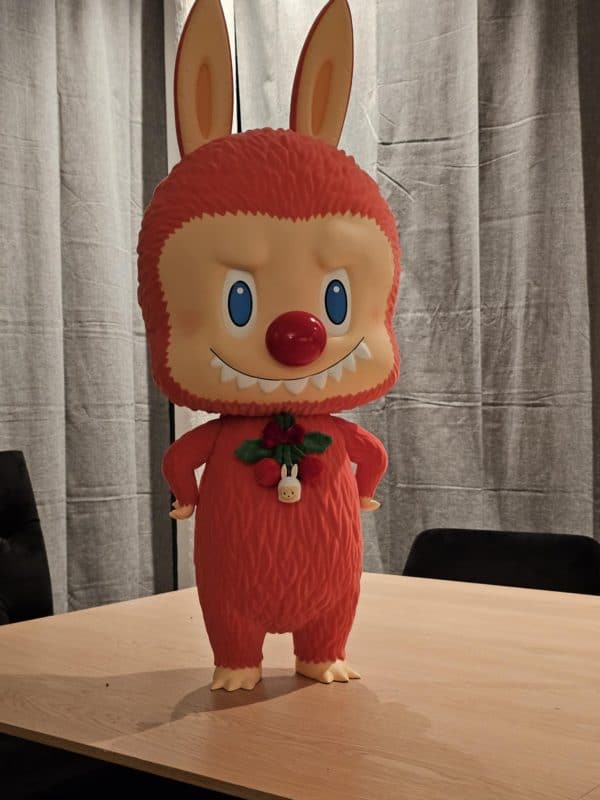 MEGA LABUBU TEC 1000 % julepynt figur på et bord