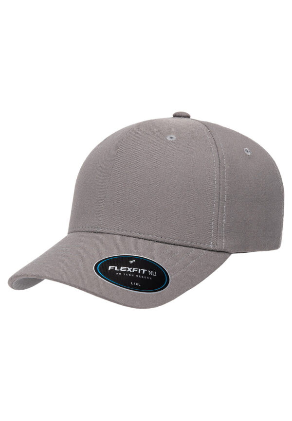 Grå Flexfit NU® Cap med logo og størrelse på etikett