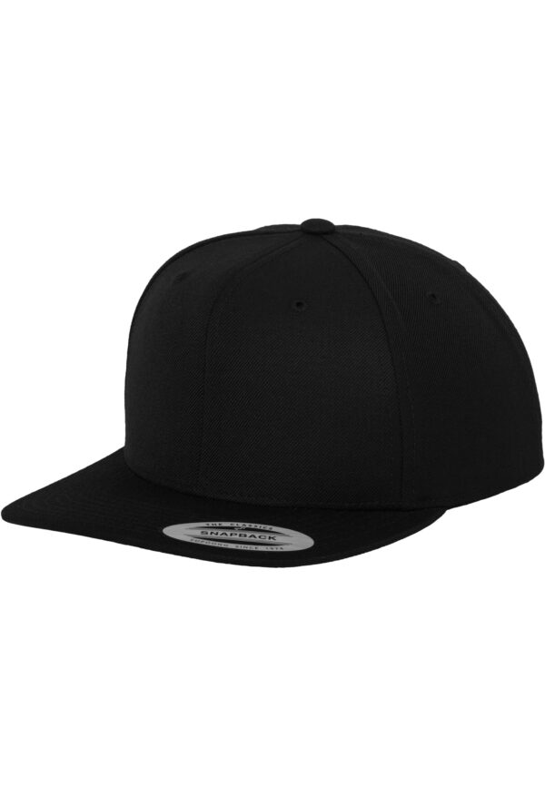 Svart Flexfit Classic Snapback Cap med rund logo under bremmen.