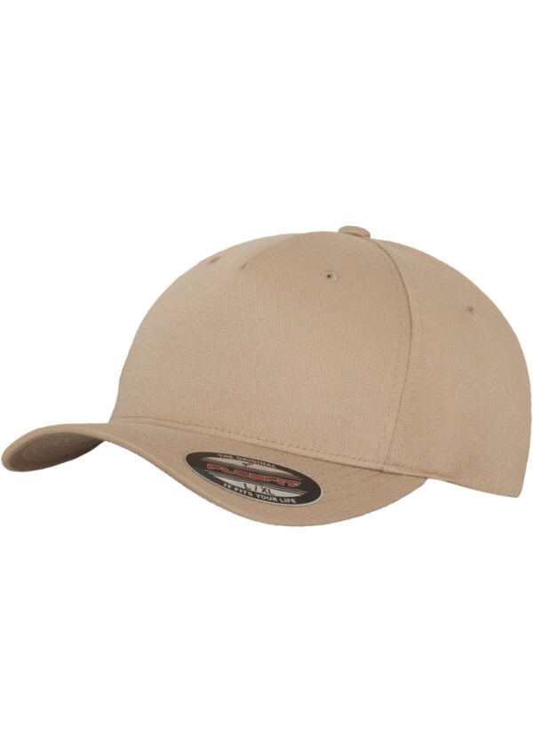 Beige Flexfit 5 Panel caps med etikett og buet skjerm på hvit bakgrunn.