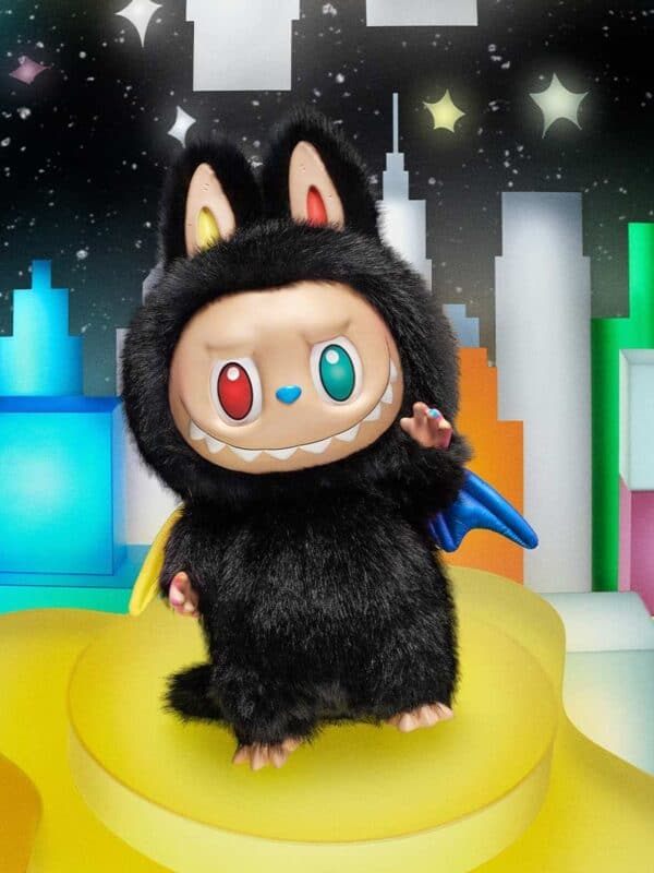 Sort ZIMOMO 58 cm figur med blå vinger og rødt/grønt øye.