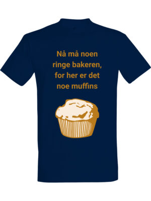 Nå må noen ringe bakeren – T-skjorte med morsom tekst | Gavetips