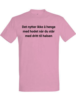 Det nytter ikke å henge med hodet – T-skjorte med morsom tekst | Gavetips