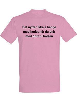 Det nytter ikke å henge med hodet – T-skjorte med morsom tekst | Gavetips