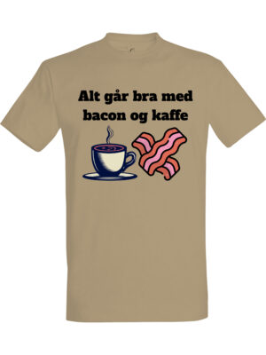 Alt går bra med bacon og kaffe – T-skjorte med morsom tekst | Gavetips