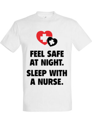 Feel safe at night sleep with a nurse – T-skjorte med morsom tekst | Gavetips