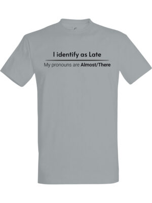 I identify as late – Fet t-skjorte med drøy humor | Morsom gave